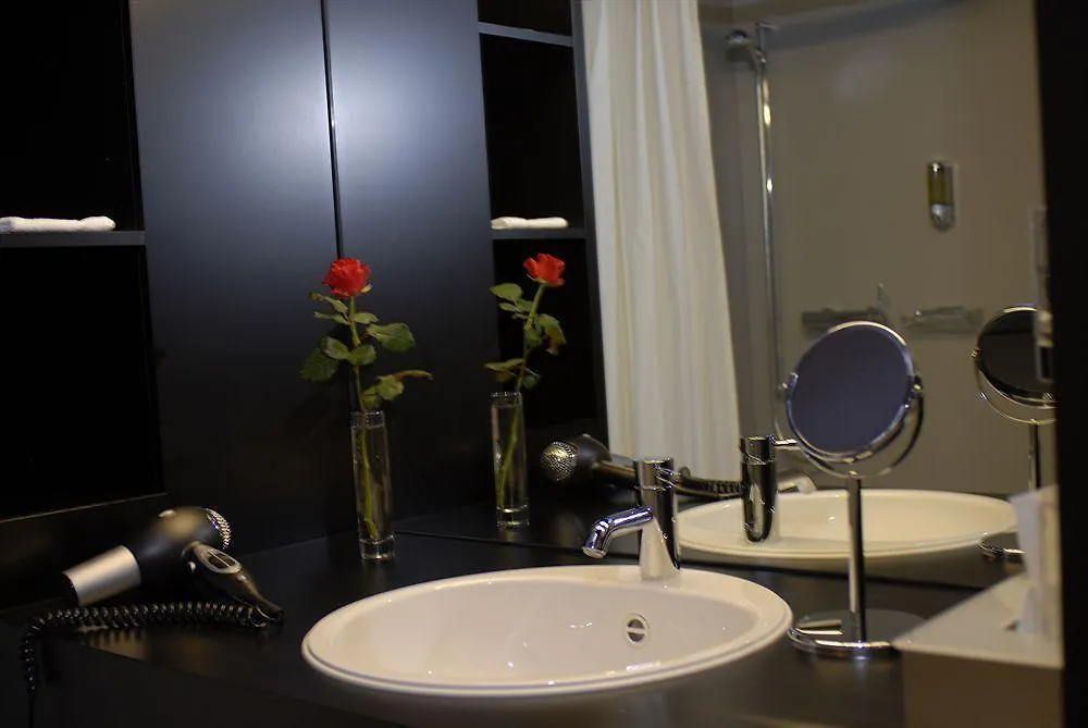 Dasbreitehotel Am Rhein Basel Hotel