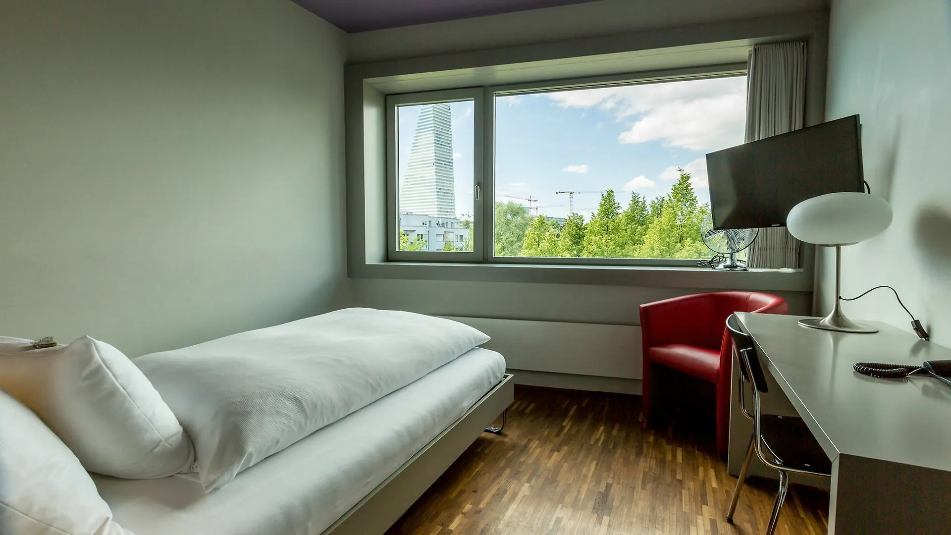Dasbreitehotel Am Rhein Basel