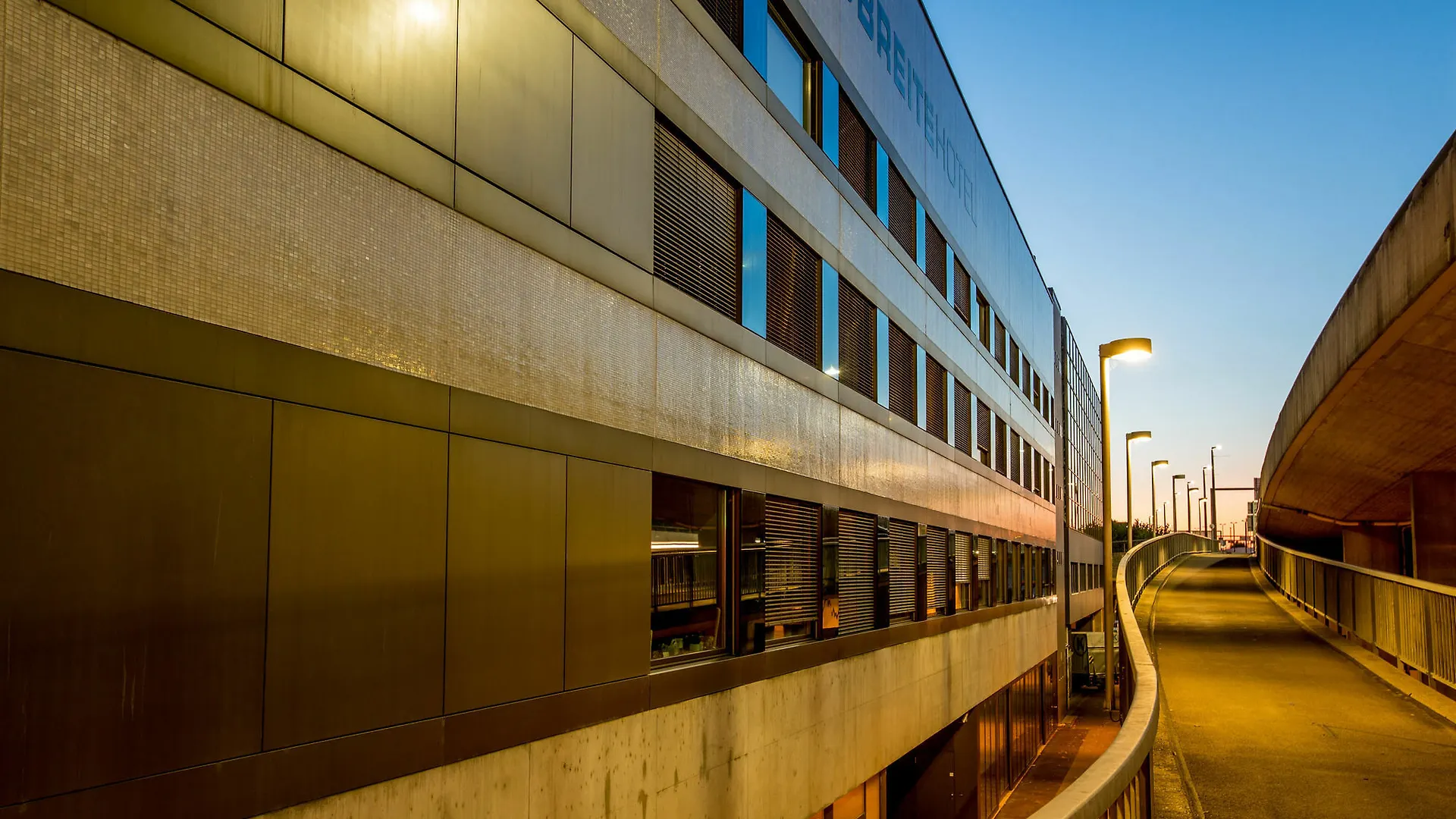 Dasbreitehotel Am Rhein Basel Hotel