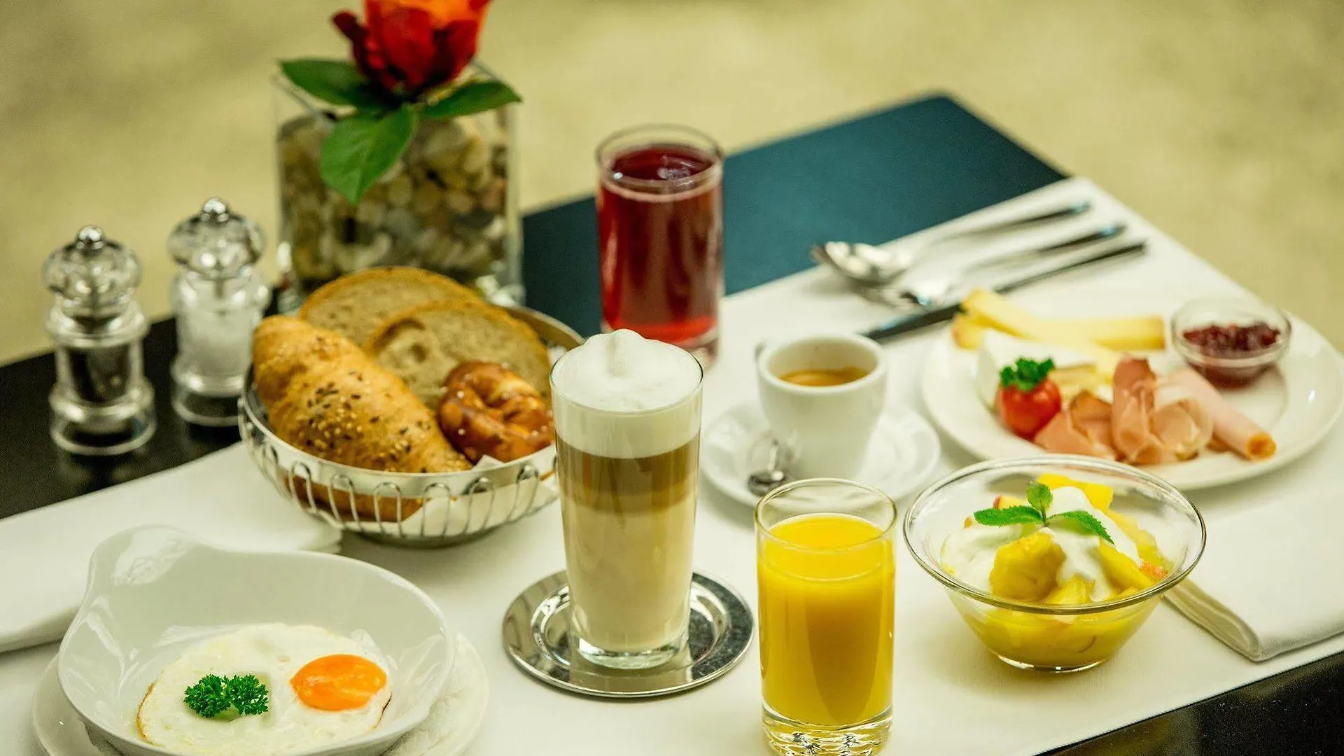 Отель Dasbreitehotel Am Rhein Базель